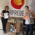 Gláucia Alves recebendo as doações em nome de todas as convidadas que colaboraram - o papel na mão dela com o nome de todas vocês!