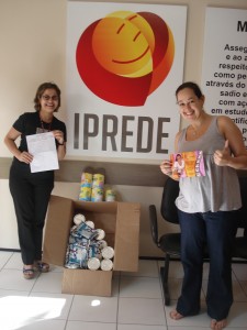 Gláucia Alves recebendo as doações em nome de todas as convidadas que colaboraram - o papel na mão dela com o nome de todas vocês!