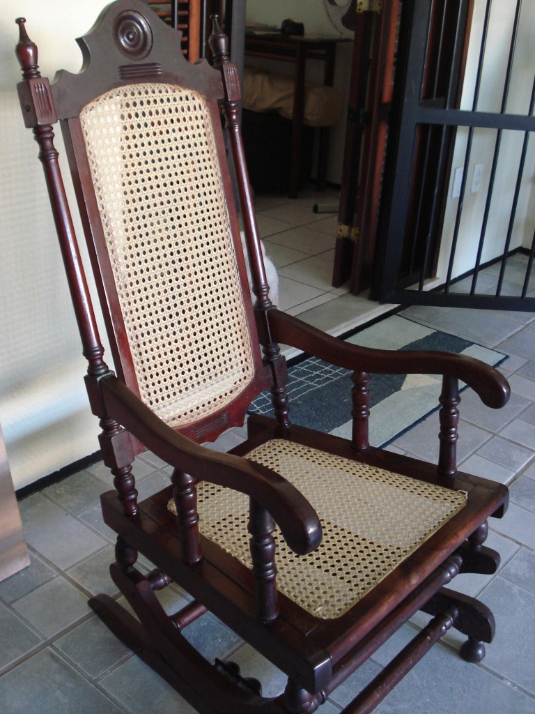 Dona Flor: a cadeira de amamentar usada pela minha mãe há 30 anos e hoje, meu patrimônio, onde amamentarei Mirela...